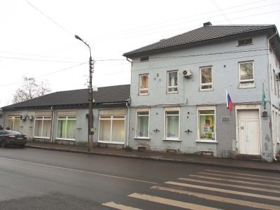 Здание банка с магазинами