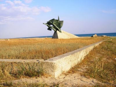 Братская могила участников Евпаторийского десанта (скульптор Н.И. Брацун, архитекторы В.Н. Ениосов, С.И. Кулев)
