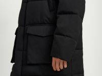 Утепленное пальто с накладными карманами