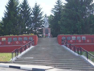 Братская могила 138 мирных жителей, казненных фашистами в 1943 году после пыток, в том числе советские работники: Башмаков Иван Васильевич, Наумов Кирилл, герой гражданской войны орденоносец Ельцов Кирилл, председатель колхоза «Красный кооператор» Хомяков