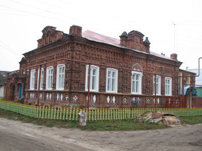 Дом крестьянина И.С.Белова с кирпичными воротами с коваными створами