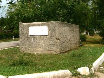 Памятник ветерана труда трактору ДТ-75