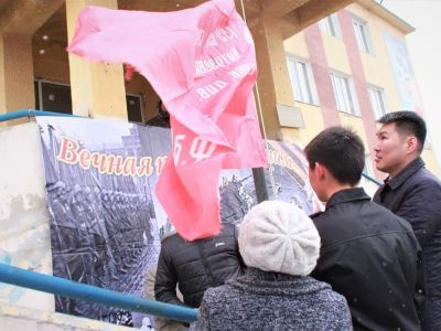Над администрацией Усть-Алданского улуса подняли символ Знамени Победы