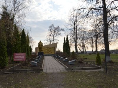 Братская могила советских воинов, погибших в боях с фашистскими захватчиками в 1943 году. Захоронено 5 человек, установлено имя одного человека. Мемориал