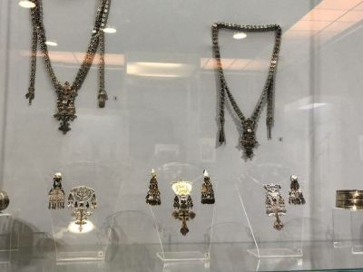 Более 200 серебряных якутских украшений представили на выставке в Хабаровске