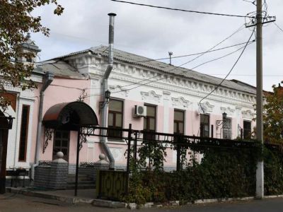 Дом жилой с межевой стеной