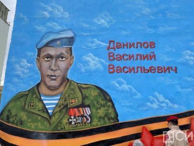 «Папа теперь в мультике»: в Якутске появился мурал с изображением участника СВО Василия Данилова