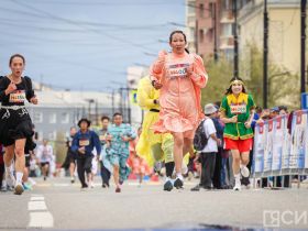 Сотни якутян в национальной одежде пробежали на марафоне Олонхо