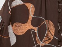 Блузка свободного силуэта с абстрактным принтом