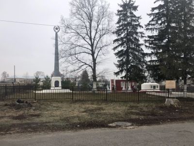 Братская могила воинов Советской Армии, погибших в период Великой Отечественной войны. Захоронено и установлено фамилий на 83 человека. Скульптура установлена в 1952 году