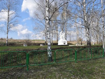 Братская могила советских воинов, погибших в боях с фашистскими захватчиками в 1943 году. Захоронено 58 человек, имена установлены. Скульптура советского воина