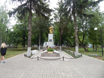 Братская могила воинов Советской Армии, погибших в период Великой Отечественной войны. Захоронено 1013 человек, установлено фамилий на 393 человека. Скульптура установлена в 1951 году