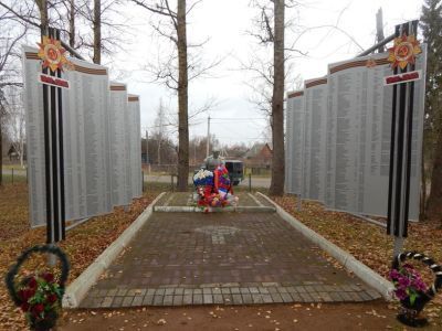 Братская могила воинов Советской Армии, погибших в боях с немецко-фашистскими захватчиками
