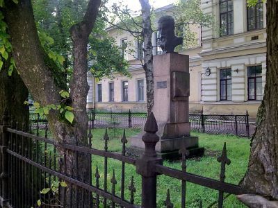 Палисадник с оградой и памятником В.К. Рентгену