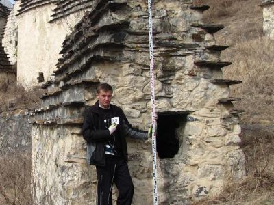 Склеп наземный с двухскатной ступенчатой кровлей 5