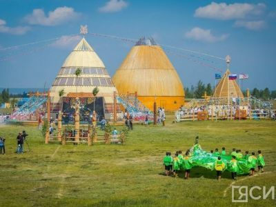 Глава Якутии и мэр Якутска приняли участие в обрядовом комплексе «99 сэргэ»