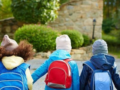 Прогулки на свежем воздухе защищают детей от близорукости