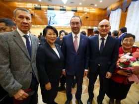 Айсен Николаев вручил государственные награды отличившимся якутянам