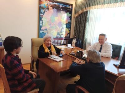 Сенатор Сахамин Афанасьев провел личный прием граждан в Якутске