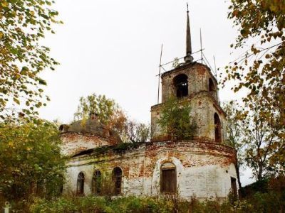 Троицкая церковь с иконостасами XX в.