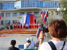 В Якутске состоялся концерт по сбору помощи участникам СВО и пострадавшим от паводка
