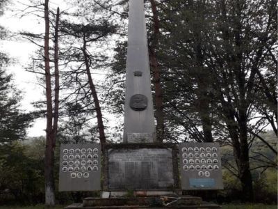 Братская могила советских воинов погибших в боях с фашистскими захватчиками