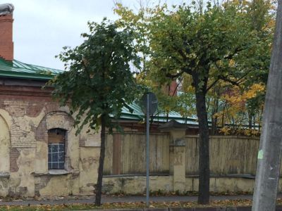 Палисадник с оградой