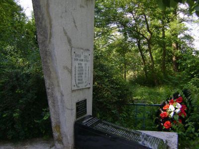 Братская могила советских воинов, погибших в боях с фашистскими захватчиками