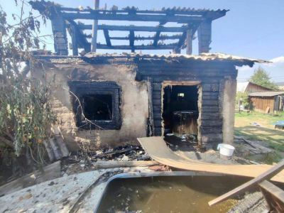 На пепелище жилого дома в Олекминске обнаружили тела двух женщин