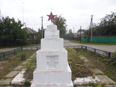 Братская могила мирных советских граждан, расстрелянных фашистами в 1942 - 1943 гг.