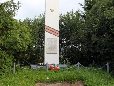 Памятник-стела бойцам-разведчикам из отряда Героя Советского Союза Знаменского В.С., погибшим в зоне этой деревни 24/VII-1941 г.