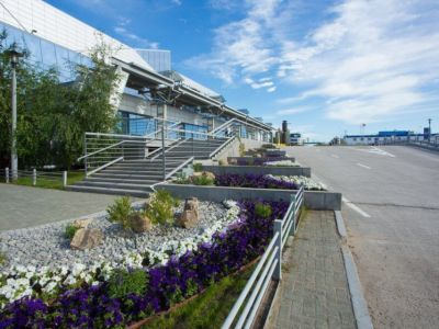 Около пяти тысяч цветов высадили в аэропорту Якутска