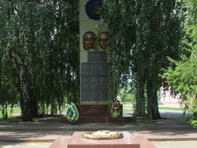 Братская могила советских воинов, погибших в боях с фашистскими захватчиками в 1943 году. Захоронено 75 человек, имена установлены. Скульптура советского воина