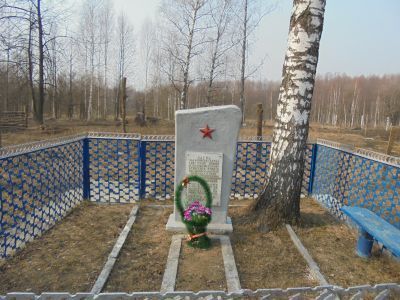Братская могила советских воинов, погибших в боях с немецко-фашистскими захватчиками