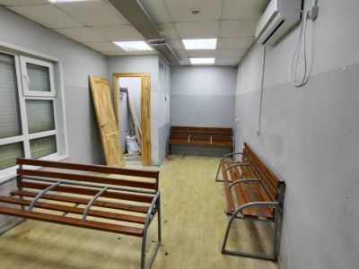 Школьница сломала двери в теплых остановках Якутска UPD