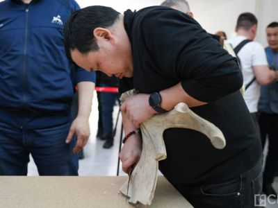 Более 70 кузнецов демонстрируют возможности якутских ножей, разрезая войлок, кости и дерево