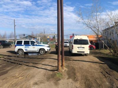 В Нюрбинском районе Якутии микроавтобус проехал по женщине задними колесами