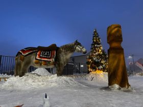 Фото: двор школы в Таттинском улусе украсила реалистичная скульптура лошади