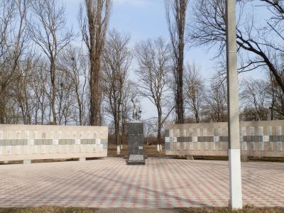 Могила военфельдшера Л.Г. Подымовой, погибшей в бою с фашистскими захватчиками