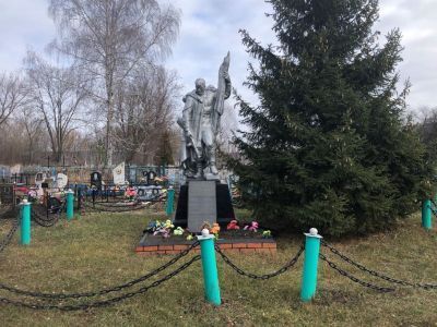 Братская могила воинов Советской Армии, погибших в январе 1943 года. Захоронено 30 человек, установлено фамилий на 14 человек. Скульптура установлена в 1959 году