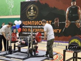 Более ста спортсменов собрал чемпионат Якутии по пауэрлифтингу