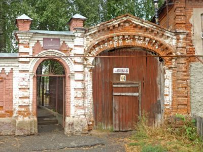 Ограда с проездной аркой ворот и калиткой