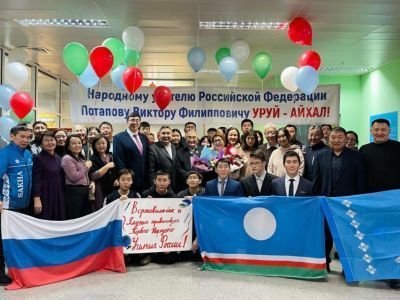 В аэропорту Якутска встретили первого народного учителя России из Якутии
