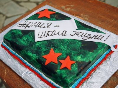 В Якутске призывников проводили на службу с тортом