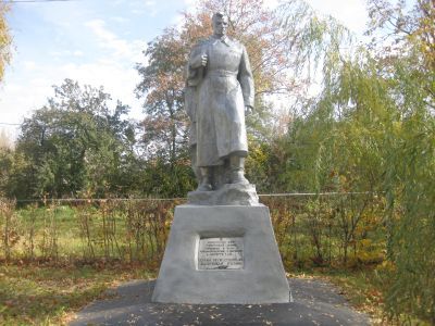 Могила младшего лейтенанта, погибшего в 1941 г. в бою с немецко-фашистскими захватчиками