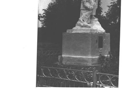 Братская могила 716 советских воинов, погибших в 1941-1943 гг. в боях с немецко-фашистскими захватчиками. Установлена скульптура