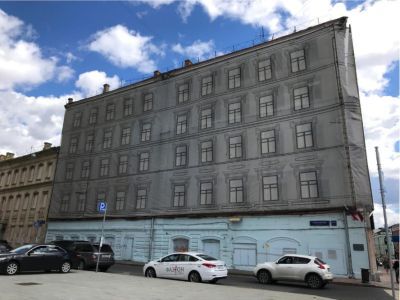 Доходный дом, 1853 г., арх. Д.А.Корицкий, 1876 г., арх. М.И.Никифоров (в основе главный дом городской усадьбы кон. XVIII – нач. XIX вв.). Здесь в 1810–1817 гг. существовал крепостной театр, режиссером в котором служил артист С.Н.Сандунов. В период нашеств