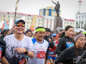 Сотни якутян в национальной одежде пробежали на марафоне Олонхо