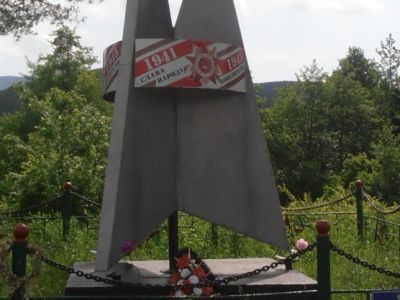 Братская могила советских воинов, погибших в боях с фашистскими захватчиками