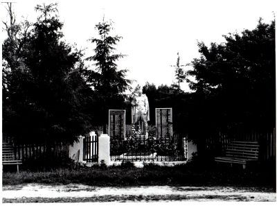 Братская могила советских воинов, погибших в боях с фашистами